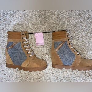 Serra Women's Tan and Gray Wedge Sneakers